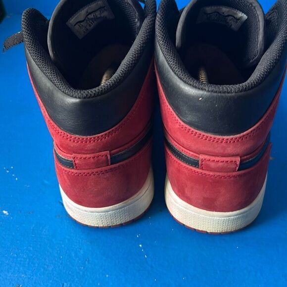Nike Men's Red Black Jordan 1 Mid Athletic Shoes Sz:9.5 US - Picture 4 of 6